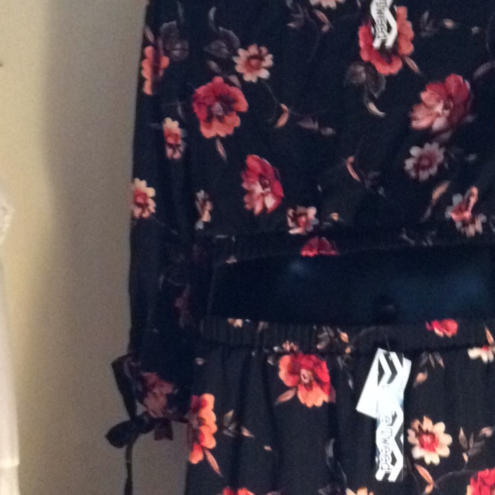 🛍 2 piece.🌼NWT  cold shoulder top and  short  🌺